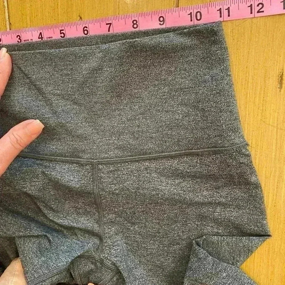 Lululemon Women's gray cropped athletic leggings size 4  excellent condition - Picture 9 of 10